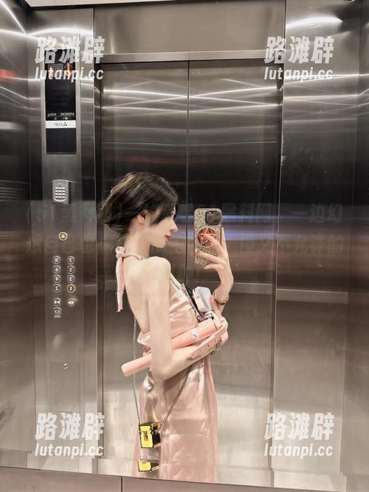一边观看51黑料网，一边幻想自己也能成“瓜主”……但又不允许的那种！