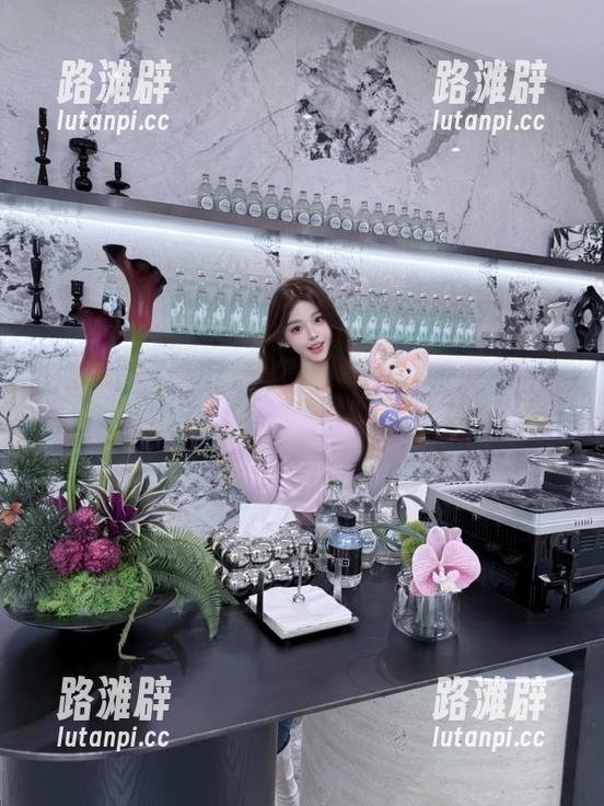 在hl黑料官网的传送门前沉思，脑海中闪过一片八卦云