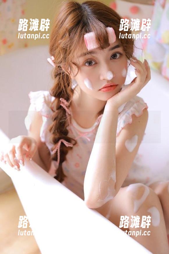 zztt333官网：吃瓜就该这样，看瓜的姿势也要优雅啊！