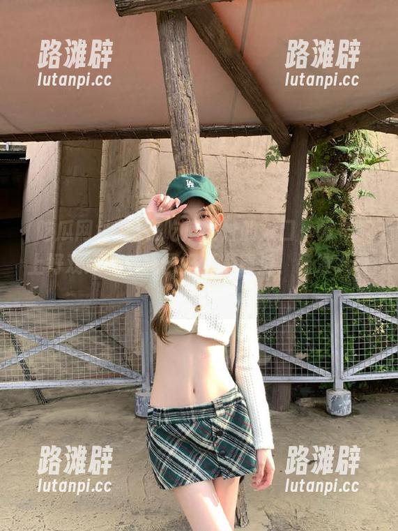 站在吃瓜网址的入口，发布页上好戏连台，我只好渐渐靠近，瞄准八卦！