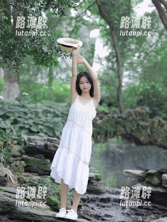 与朋友一同围坐，“网曝吃瓜”视频带我们进入一个荒诞世界