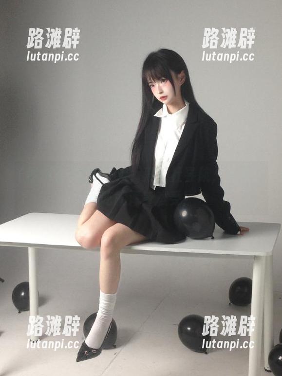吃瓜狂欢，黑料社导航，一天瓜不吃就浑身难受！