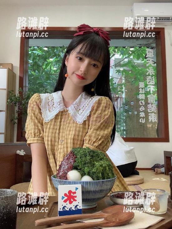 黑料网 黑料网的网站首页就像黑白电影,充满了戏剧感。