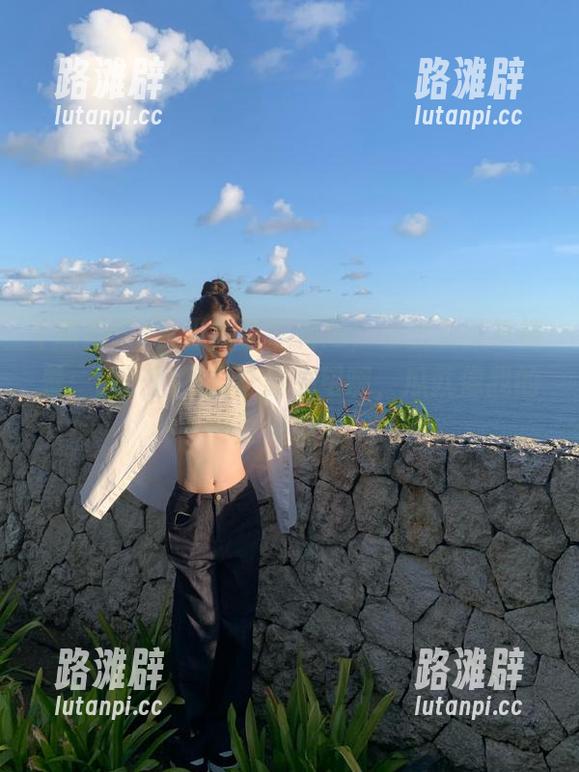 今天登录黑料网，心里默默祈祷着：请千万不要让我失望啊，瓜就像我的豆腐脑！