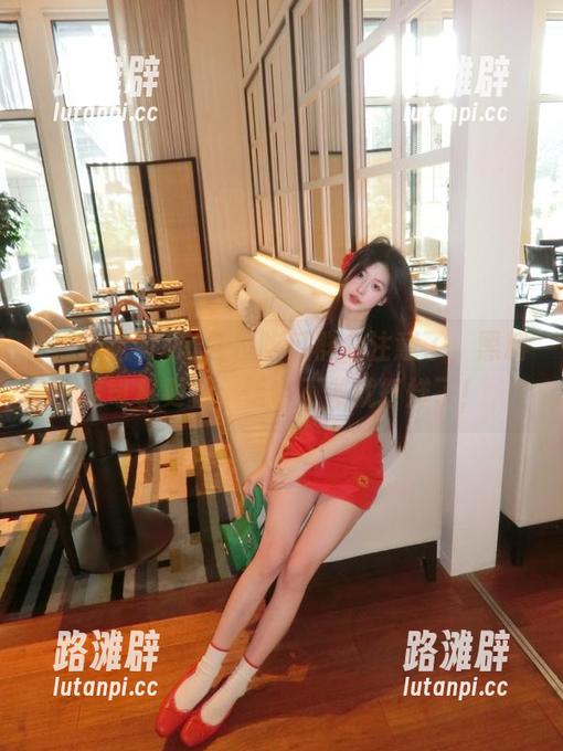 各位吃瓜群众注意了，黑料老司机更新，饭也不做就打烊了！